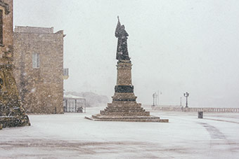 Neve sul monumento